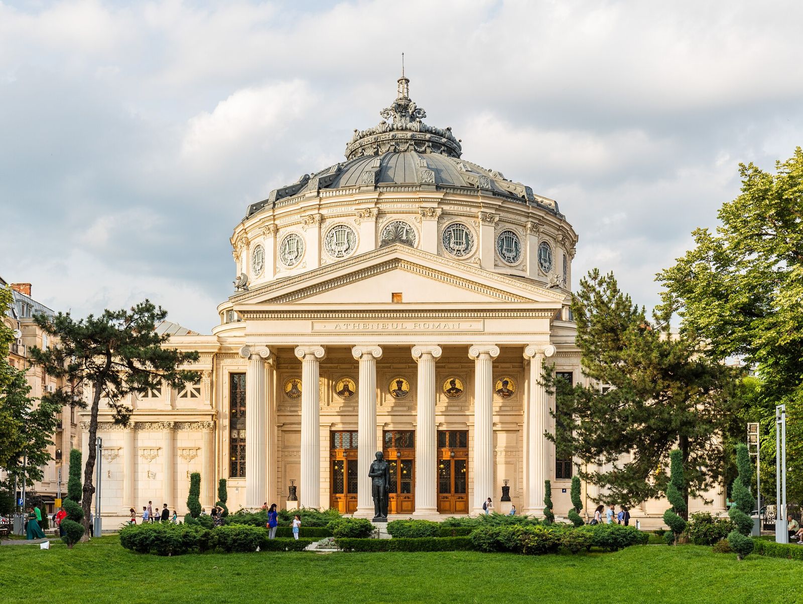 Бухарест: що подивитися, крім найбільшого палацу світу — фото 1