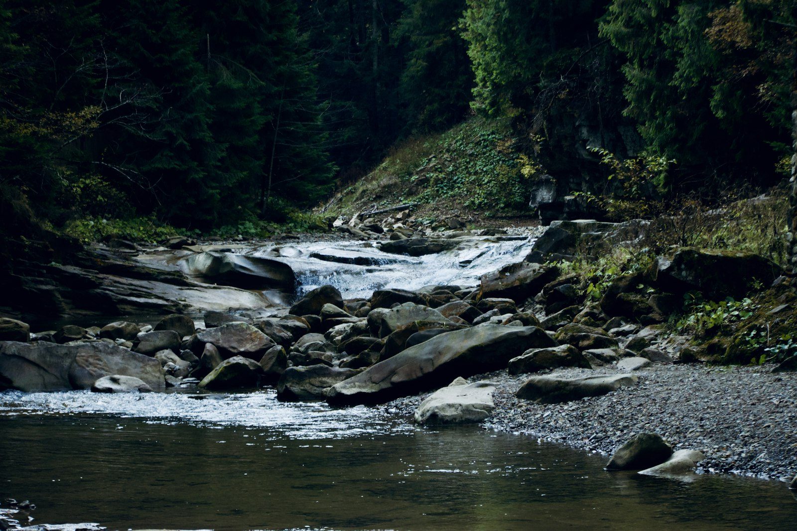 Dzhurynskyi Waterfall: the largest lowland waterfall in Ukraine