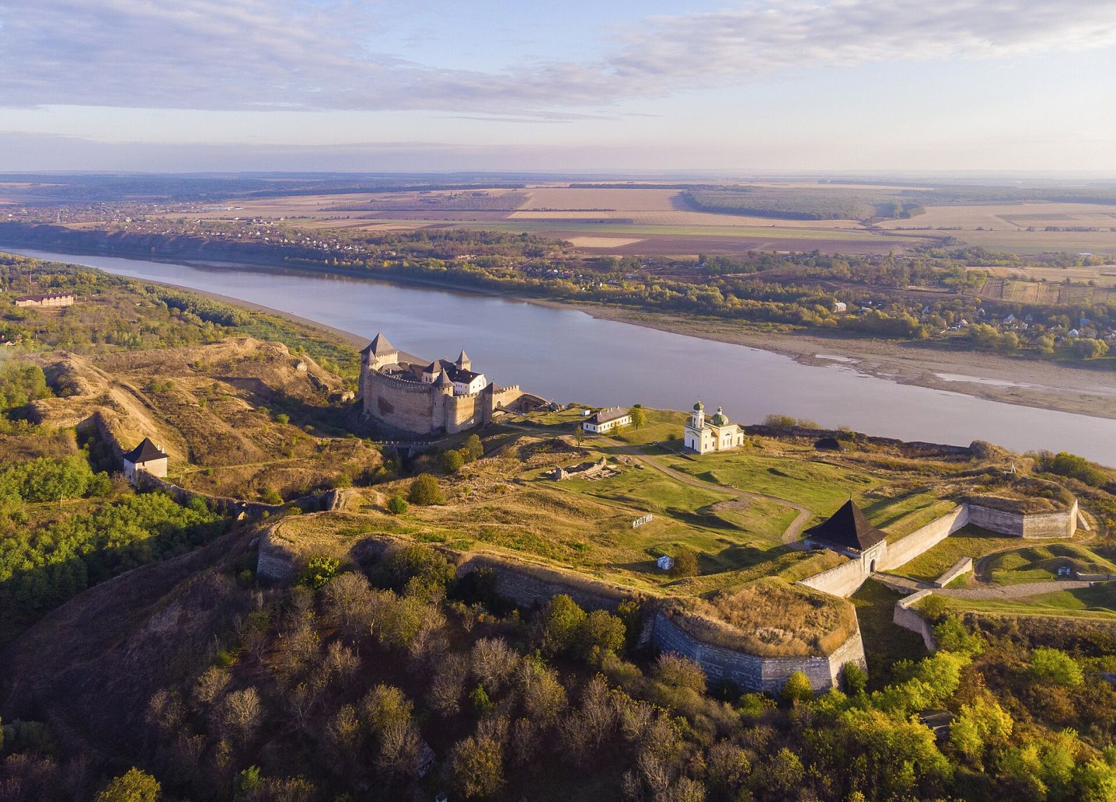 Хотинська фортеця: гід по мурах над Дністром — фото 1 Хотинська фортеця: гід по мурах над Дністром — фото 1