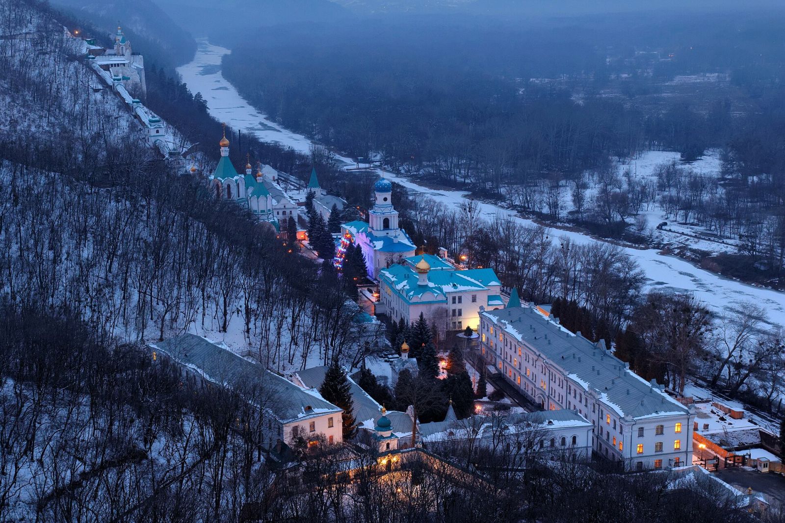 Sviatohirsk Lavra above the Siverskyi Donets — photo 1 Sviatohirsk Lavra above the Siverskyi Donets — photo 1