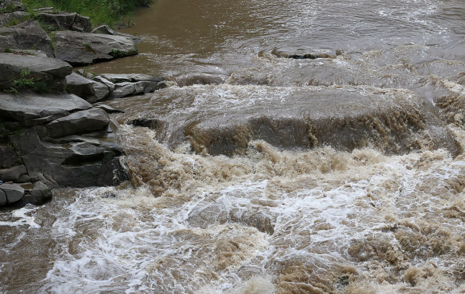 Probiy Waterfall in Yaremche: how to get there and what is nearby — photo 1