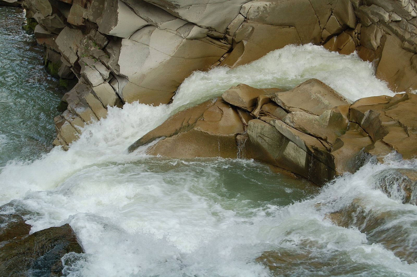 Probiy Waterfall in Yaremche: how to get there and what is nearby — photo 3