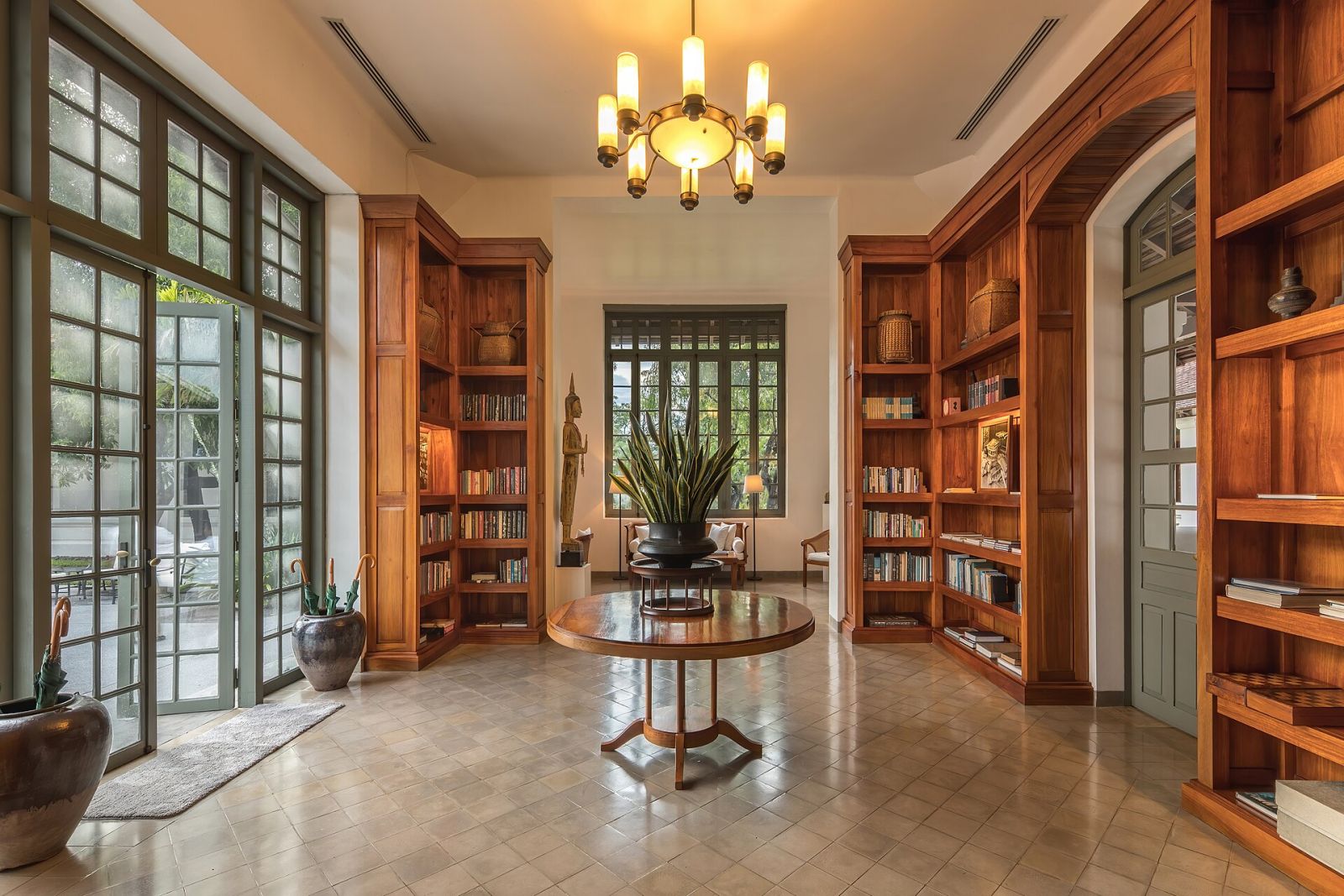 How to Book a Hotel Cheap: Aggregators, Fees and District — photo 4