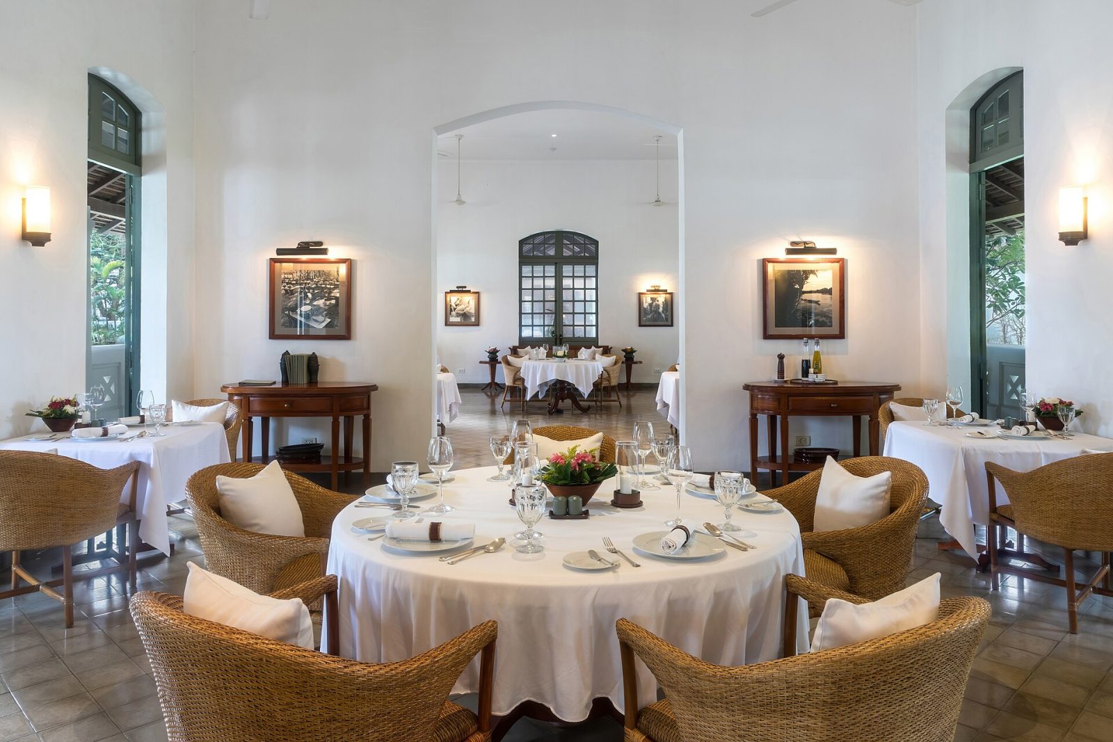 How to Book a Hotel Cheap: Aggregators, Fees and District