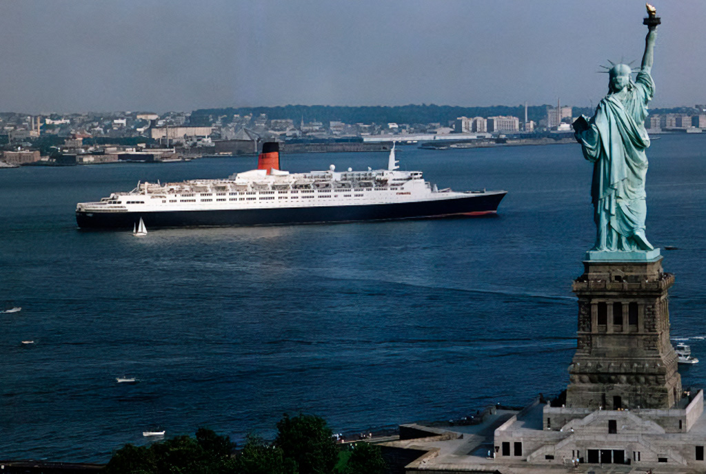 У Дубаї відкрився новий старовинний готель QE2 — 7